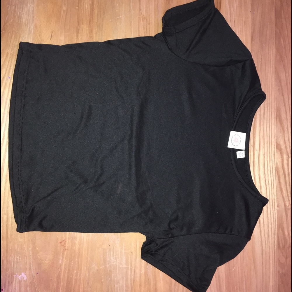 Super cute black top!
